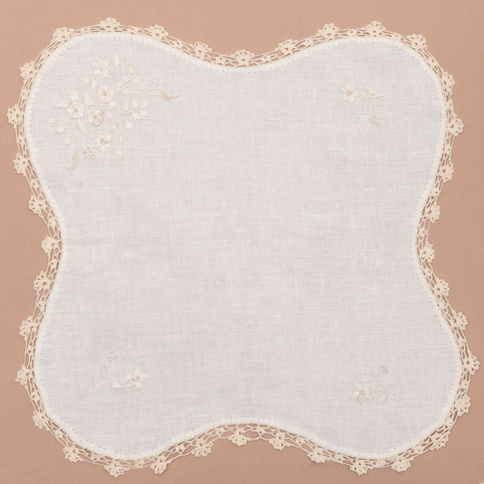 Mantel de pan tejido a mano con borde de ganchillo y perlas en marfil – 45 cm x 45 cm, único