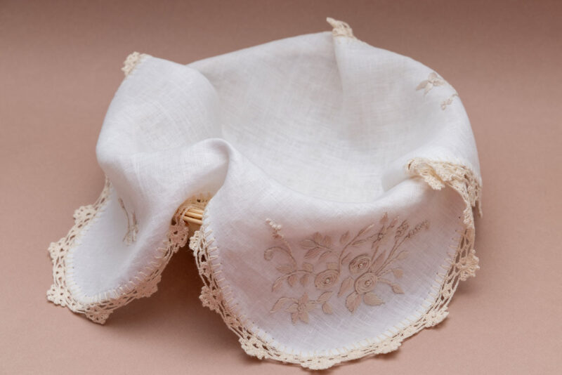 Mantel de pan tejido a mano con borde de ganchillo y perlas en marfil – 45 cm x 45 cm, único - Imagen 2