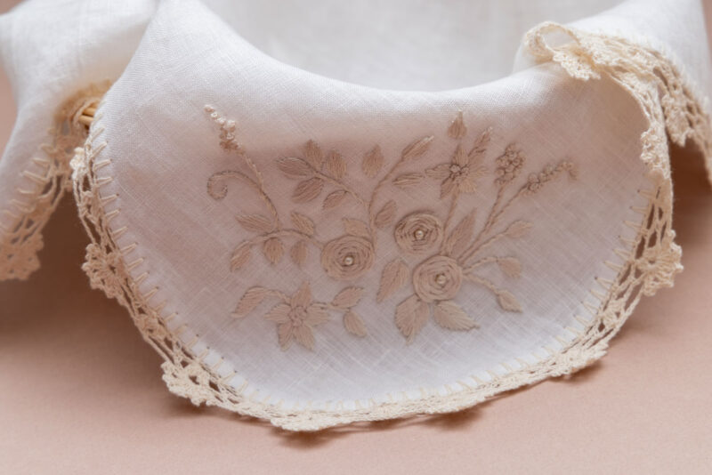 Mantel de pan tejido a mano con borde de ganchillo y perlas en marfil – 45 cm x 45 cm, único - Imagen 3
