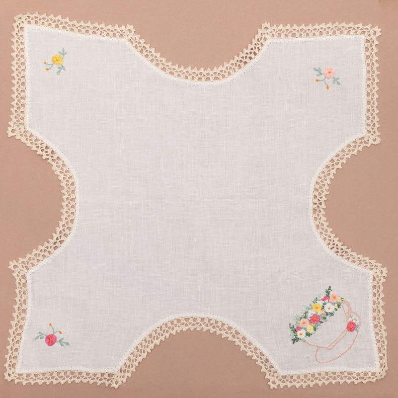 Mantel de pan tejido a mano con borde de ganchillo y taza con flores en la esquina – 47 cm, marfil