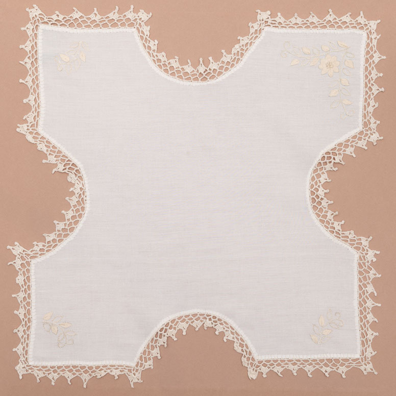 Mantel de pan tejido a mano con borde de ganchillo y bordado en marfil – 47 cm, Cuenca, Ecuador, único